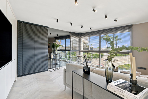 Bright living and dining room 