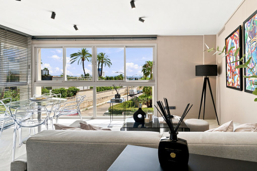 Bright living room 