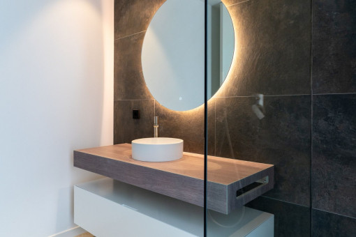 Vanity unit with illuminated mirror