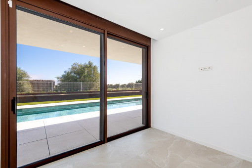 Ground floor bedroom with direct access to the pool