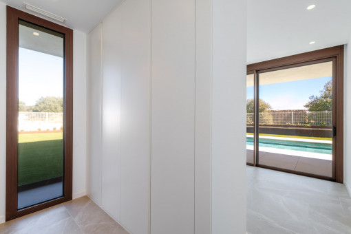 Ground floor bedroom with walk-in wardrobe