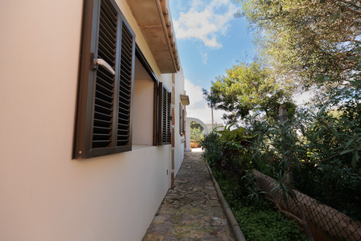 Passage between terraces