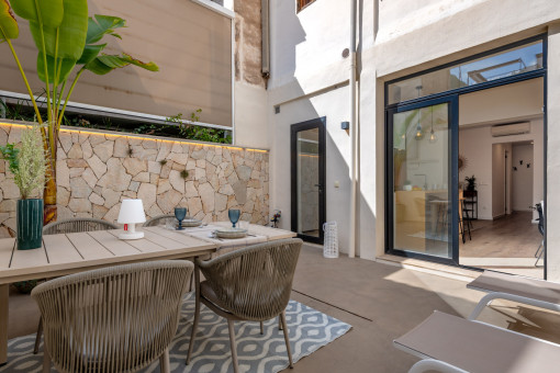 Modern, completely renovated apartment in a prime location Santa Catalina with a large patio