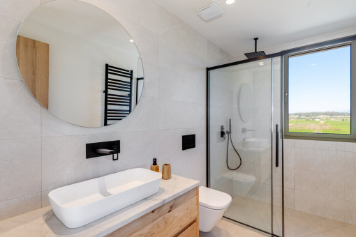 Upper floor bathroom