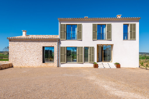 Front view of the finca