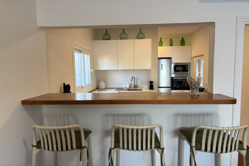 Kitchen with serving hatch