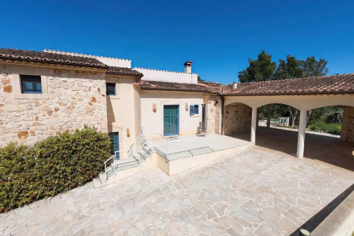 Entrance area and parking spaces