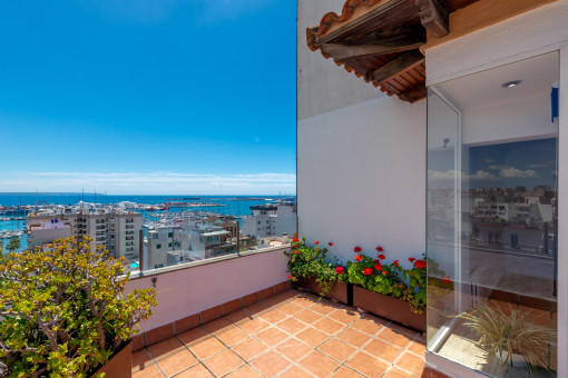 Sunny terrace with sea views in Palma