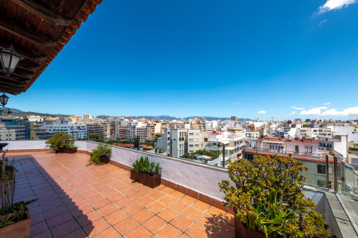 U shaped terrace surrounding the penthouse