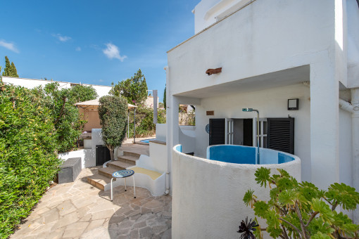 Outdoor shower behind a separate living unit