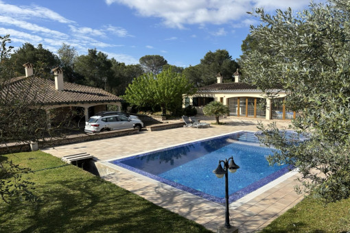 Saltwater swimming pool with integrated jacuzzi