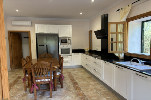 Fully fitted kitchen, access to the cellar