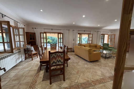 Spacious living area with chimeny