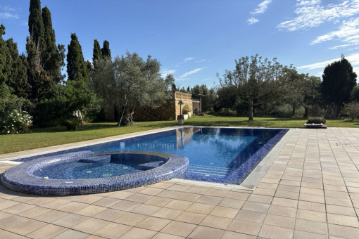 Swimming pool with jacuzzi