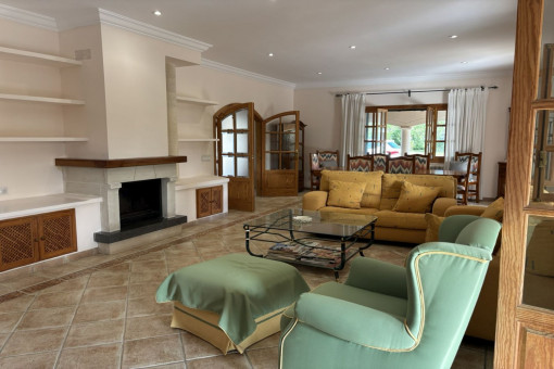 Spacious living area with chimeny