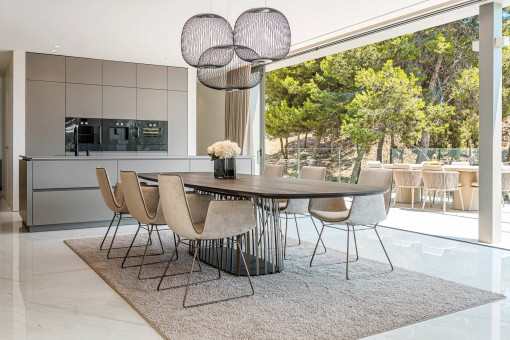Light-filled dining area with access to the terrace
