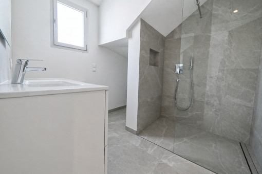En-suite bathroom of the first bedroom