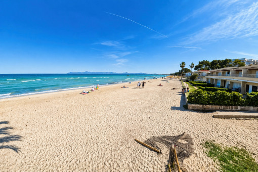 Direct proximity to this sandy beach