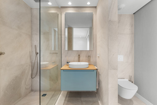 En-suite bathroom in natural stone with walk-in shower