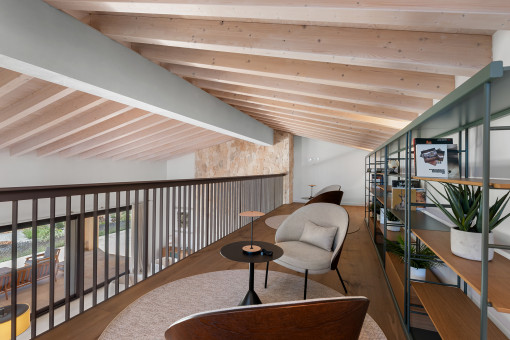 Refined gallery lounge