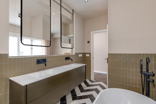 One of the 2 modern bathrooms