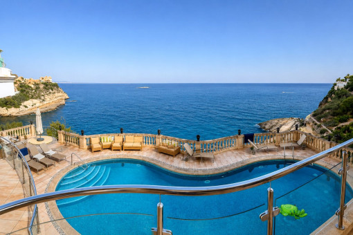 Curved saltwater pool