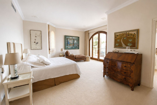 Luxurious main bedroom