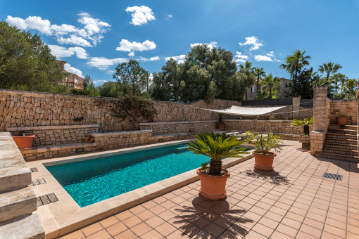Pool with integrated built-in seating area