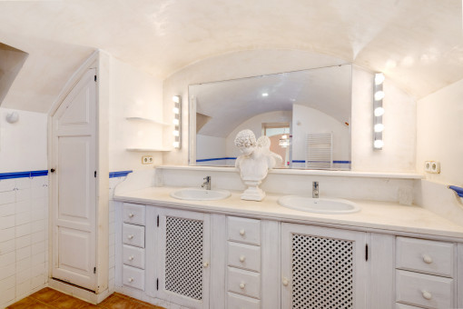 En suite bathroom with clear, elegant design