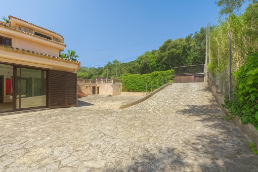 Spacious stone paved driveway with garage