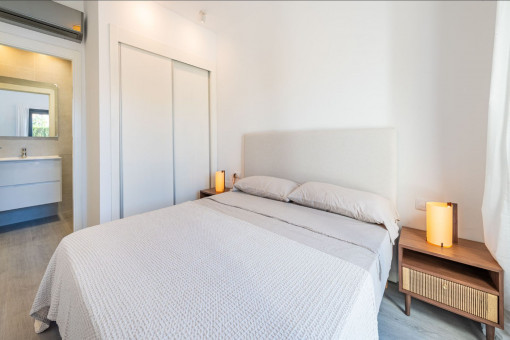 Bedroom with bathroom en suite