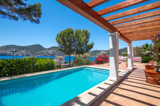 Pool with fantastic sea views