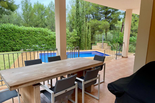 Covered terrace with garden view