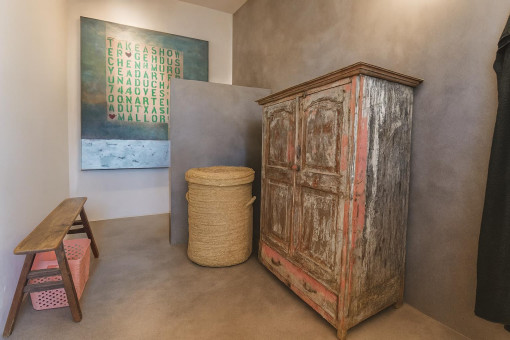 Partition wall separating the toilet