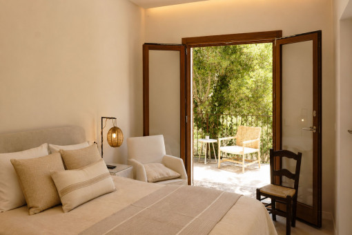 Master-bedroom with access to the terrace and the swimming pool