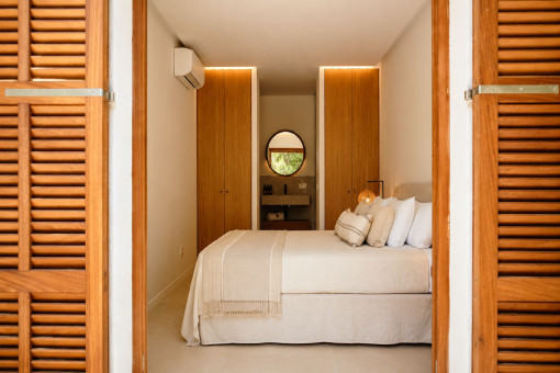 Master-bedroom with bathroom en-suite