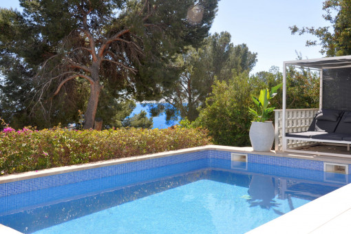 Private pool with sun terrace