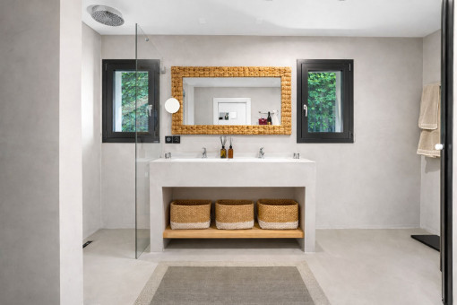 Modern and spacious bathroom