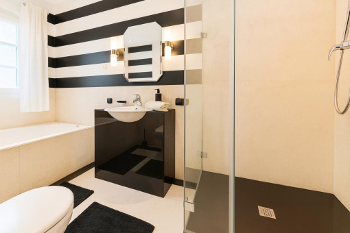 Modern en suite bathroom with shower