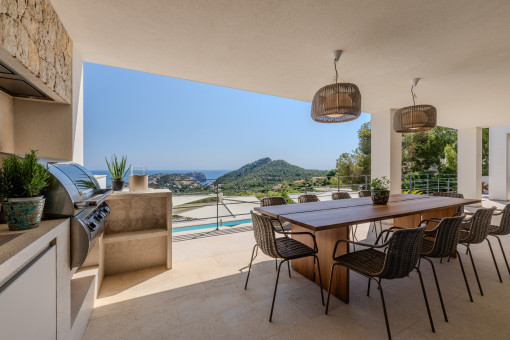 Covered outdoor kitchen with Mediterranean living atmosphere