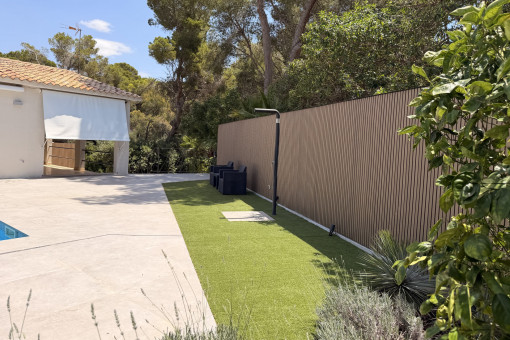 Garden with outdoor shower