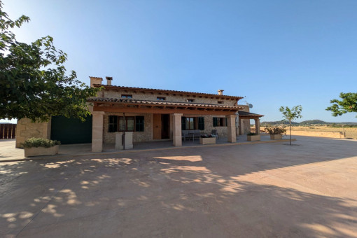 Front view of the finca 