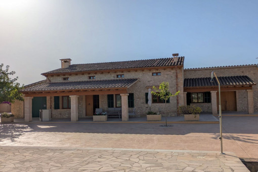 Front view of the finca