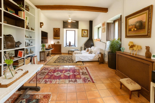 Spacious living room with fireplace