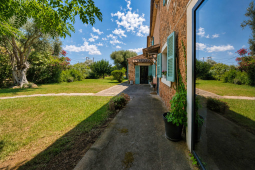 Side garden running alongside the country house