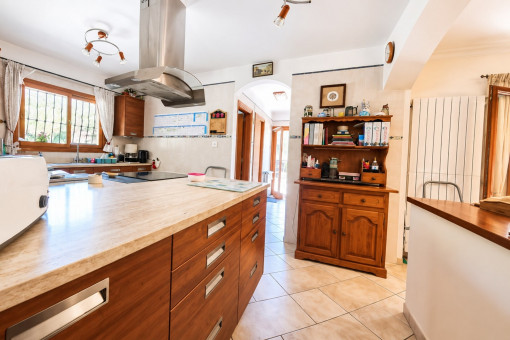 Spacious, fully fitted kitchen