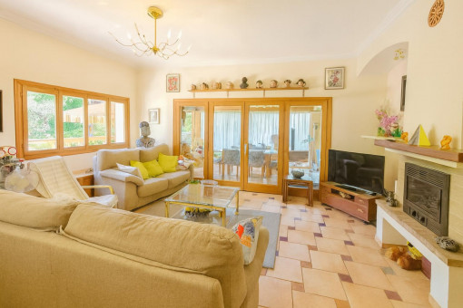 Living room with fireplace and access to the conservatory