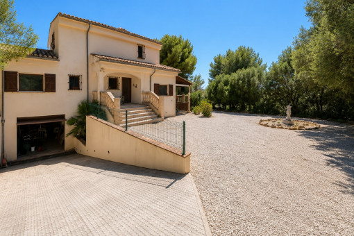 Driveway with direct access to the garage