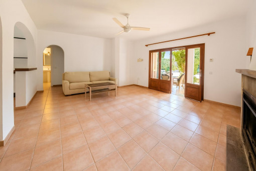 Spacious living room with fireplace