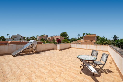 The rooftop terrace extends across the entire footprint of the house